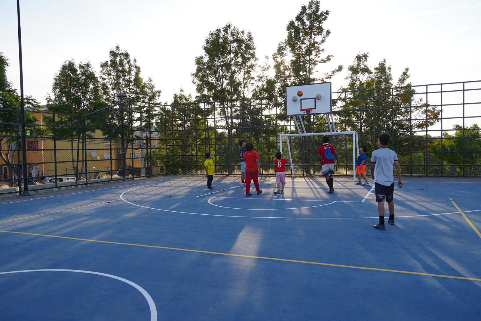 COMUNIDAD DE DINAMARCA CELEBRA REMODELADA MULTICANCHA QUE REACTIVARÁ LA VIDA DEPORTIVA LOCAL