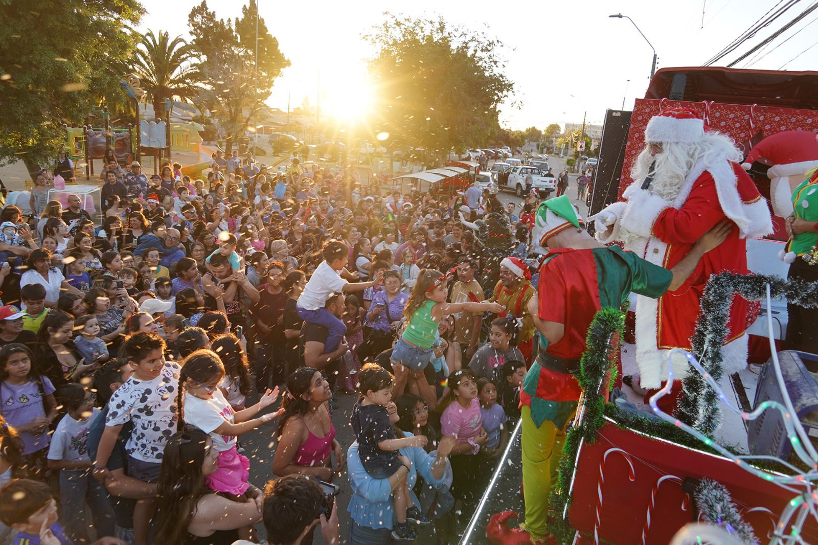 CARAVANA DE SANTA CONGREGÓ A MILES DE FAMILIAS VILLALEMANINAS EN TORNO A LA MAGIA DE LA NAVIDAD