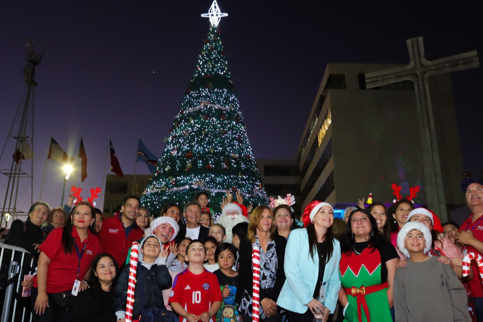 CIENTOS DE FAMILIAS LLEGARON A ENCENDER EL TRADICIONAL ÁRBOL NAVIDEÑO DE VILLA ALEMANA